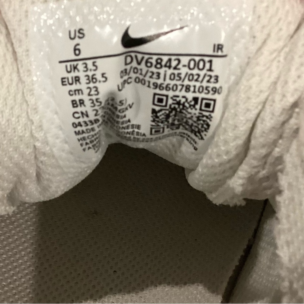 Nike White Textured Sneakers - Picture 5 of 5